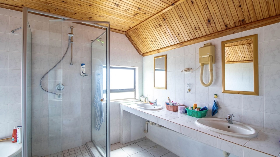 4 Bedroom Property for Sale in Cove Rock Eastern Cape